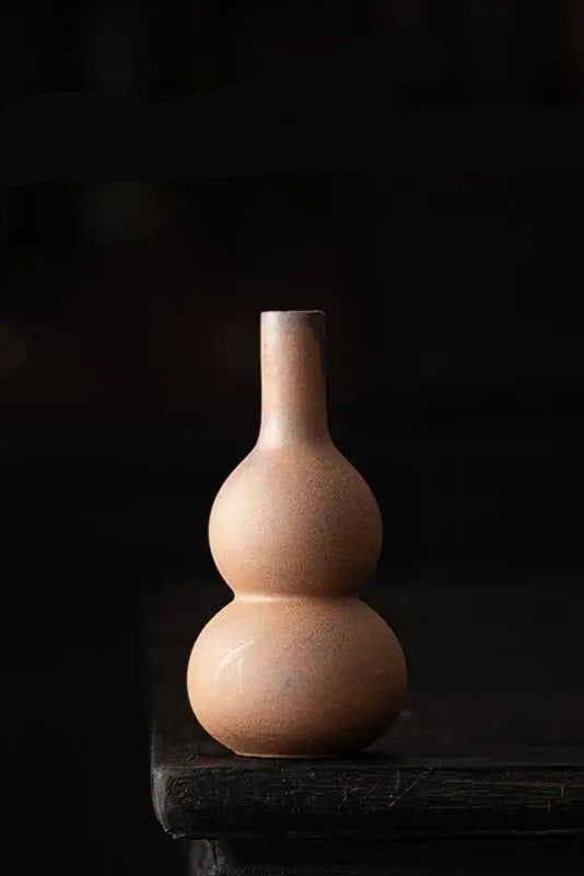 Clay gourd vase on a dark background with text about dimensions. ©Haku