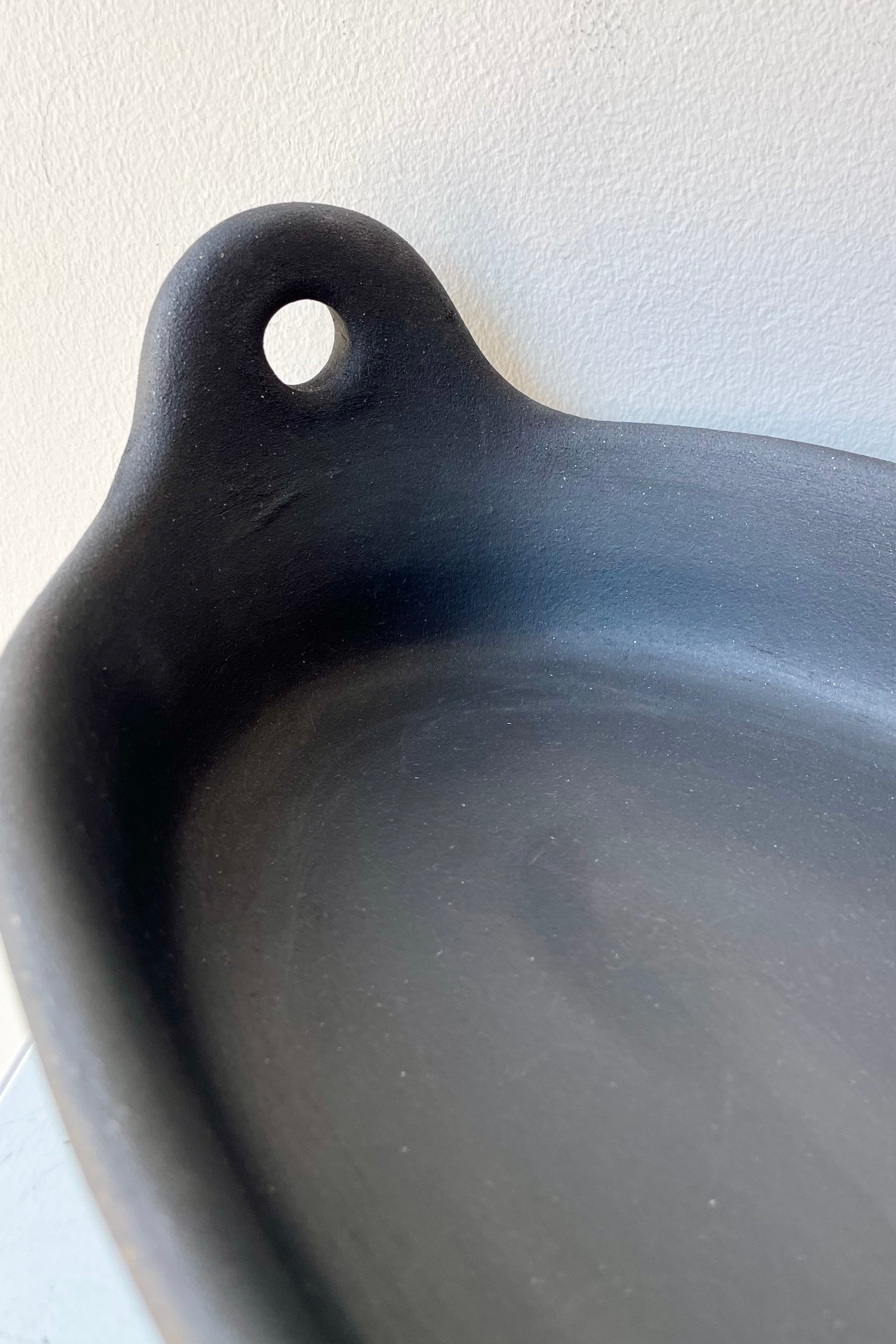 A detail picture of the black matte finish of the small Barro oval roaster. 