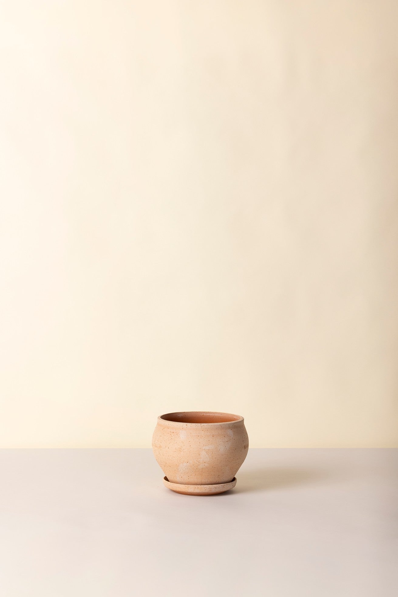 Rosa Low Delphi pot on a light surface with a plain background ©Bergs Potter