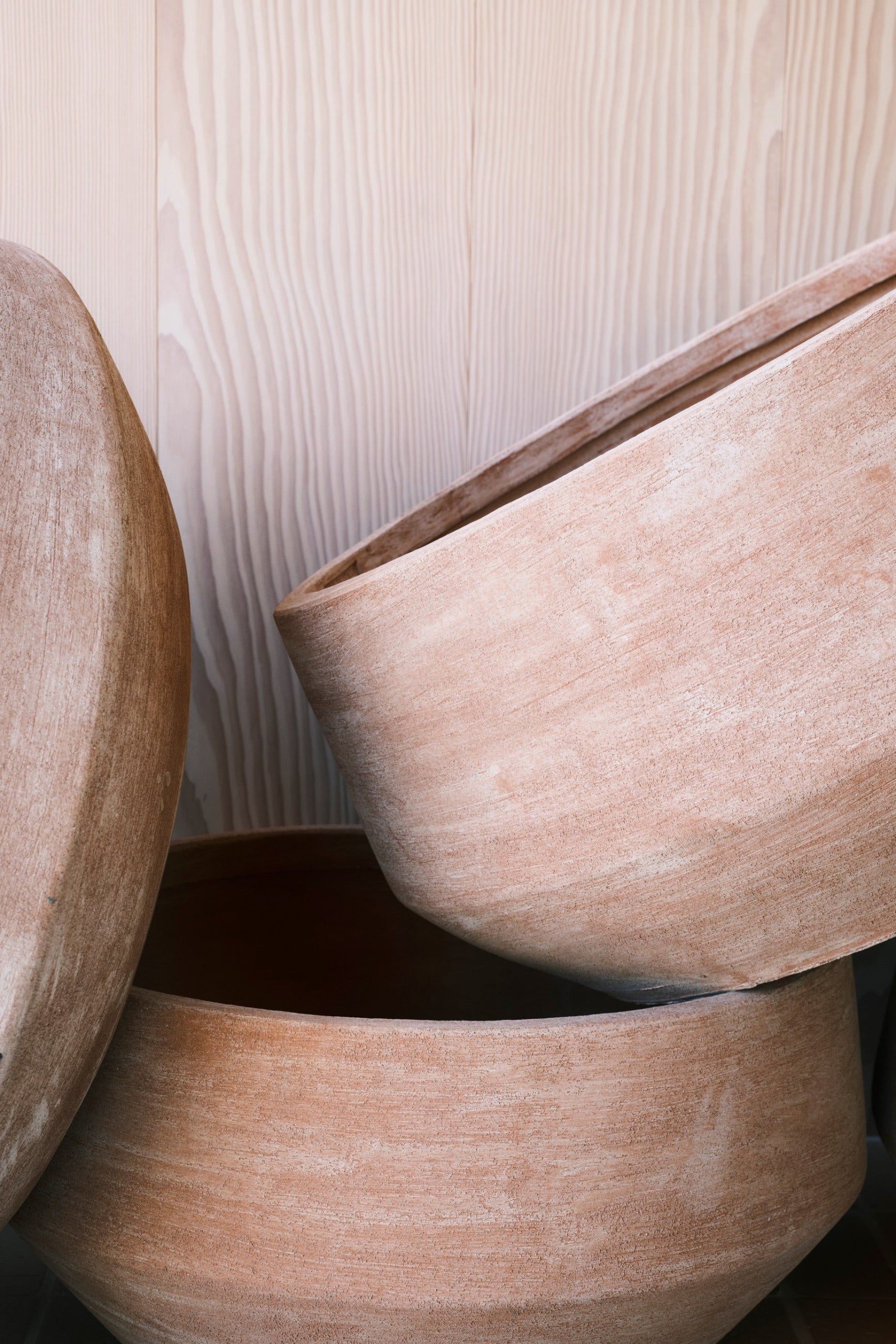 Stack of Doma Rosa planters, empty, and against a white wood wall ©Bergs Potter