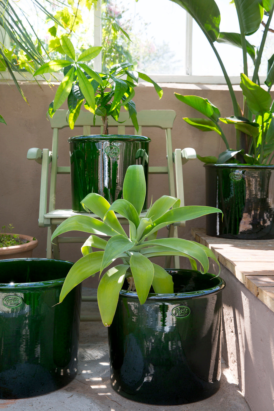 Modena Pot 15.7" Emerald grouping with plants ©Bergs Potter