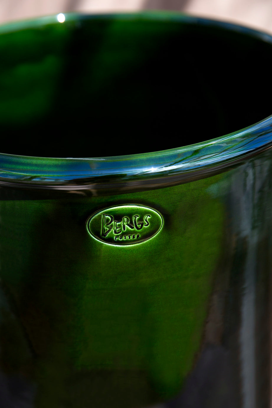 Modena Pot 15.7" Emerald edge detail with logo ©Bergs Potter