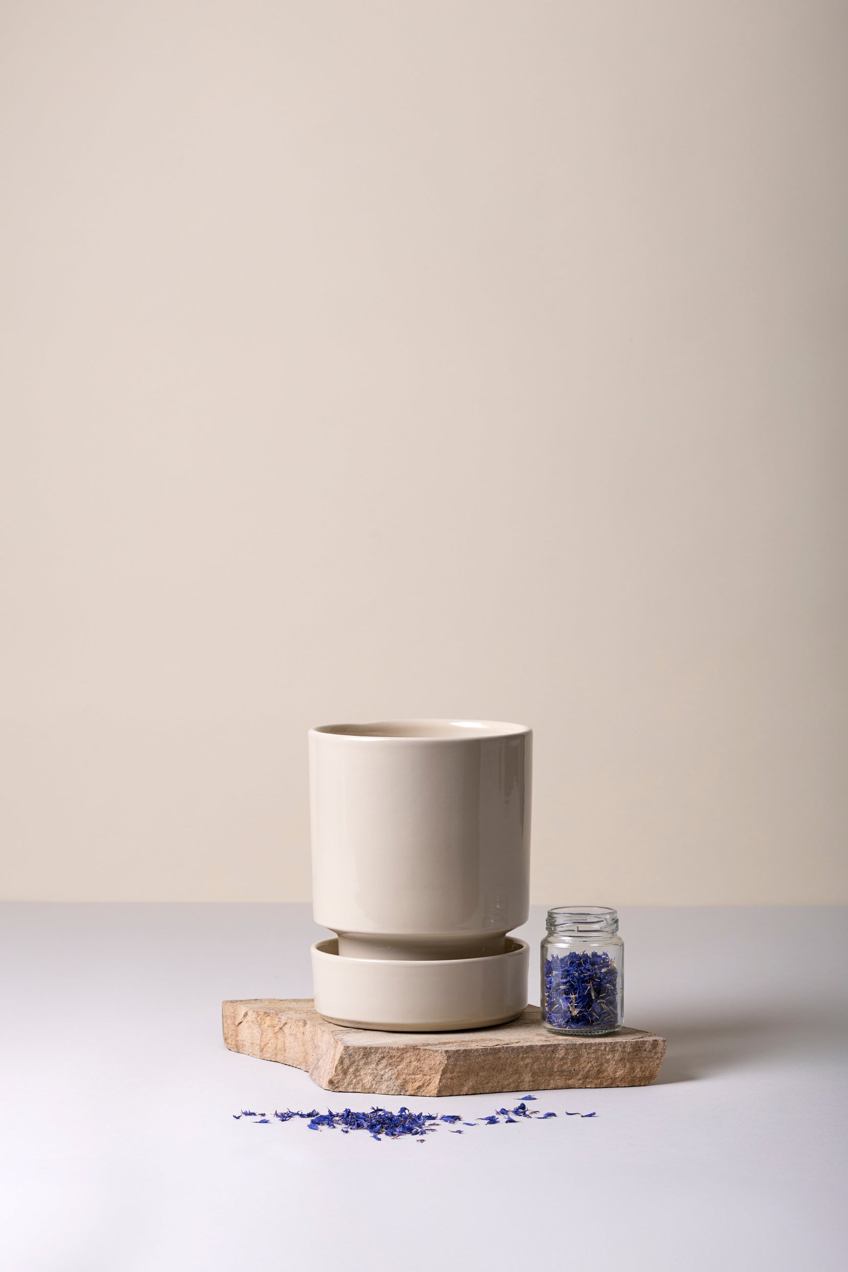 Sandstone Hoff ceramic planter with a small jar of lavender on a beige surface ©Bergs Potter