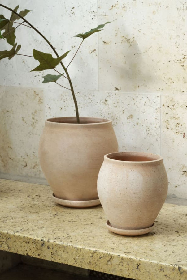 Two rounded terracotta pots in a neutral setting with branch ©Bergs Potter
