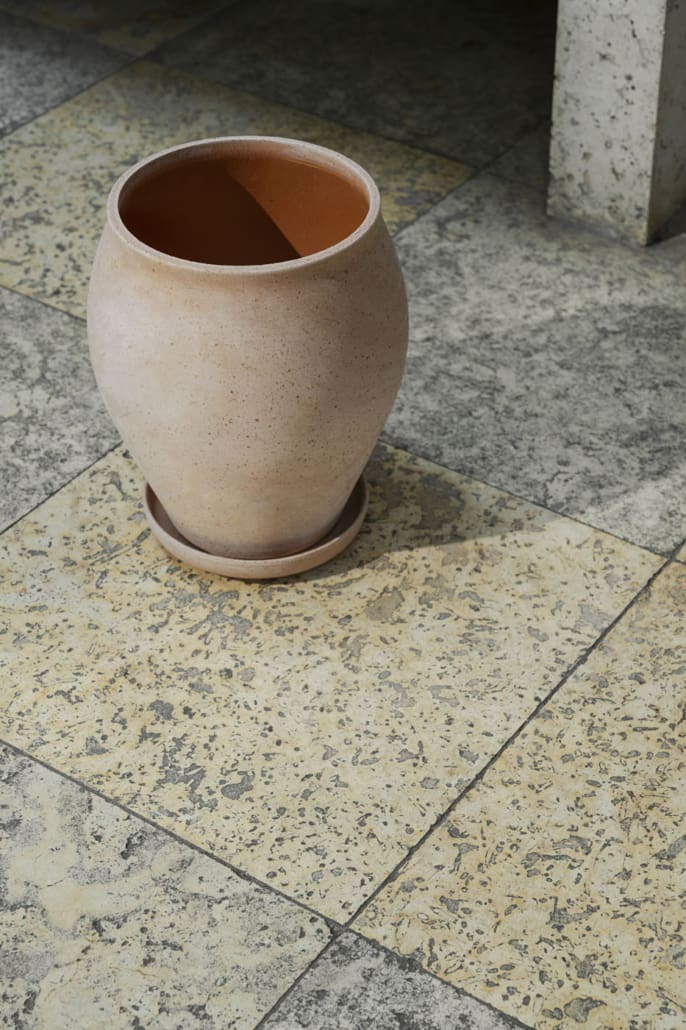 A beige clay pot on a stone tile ©Bergs Potter