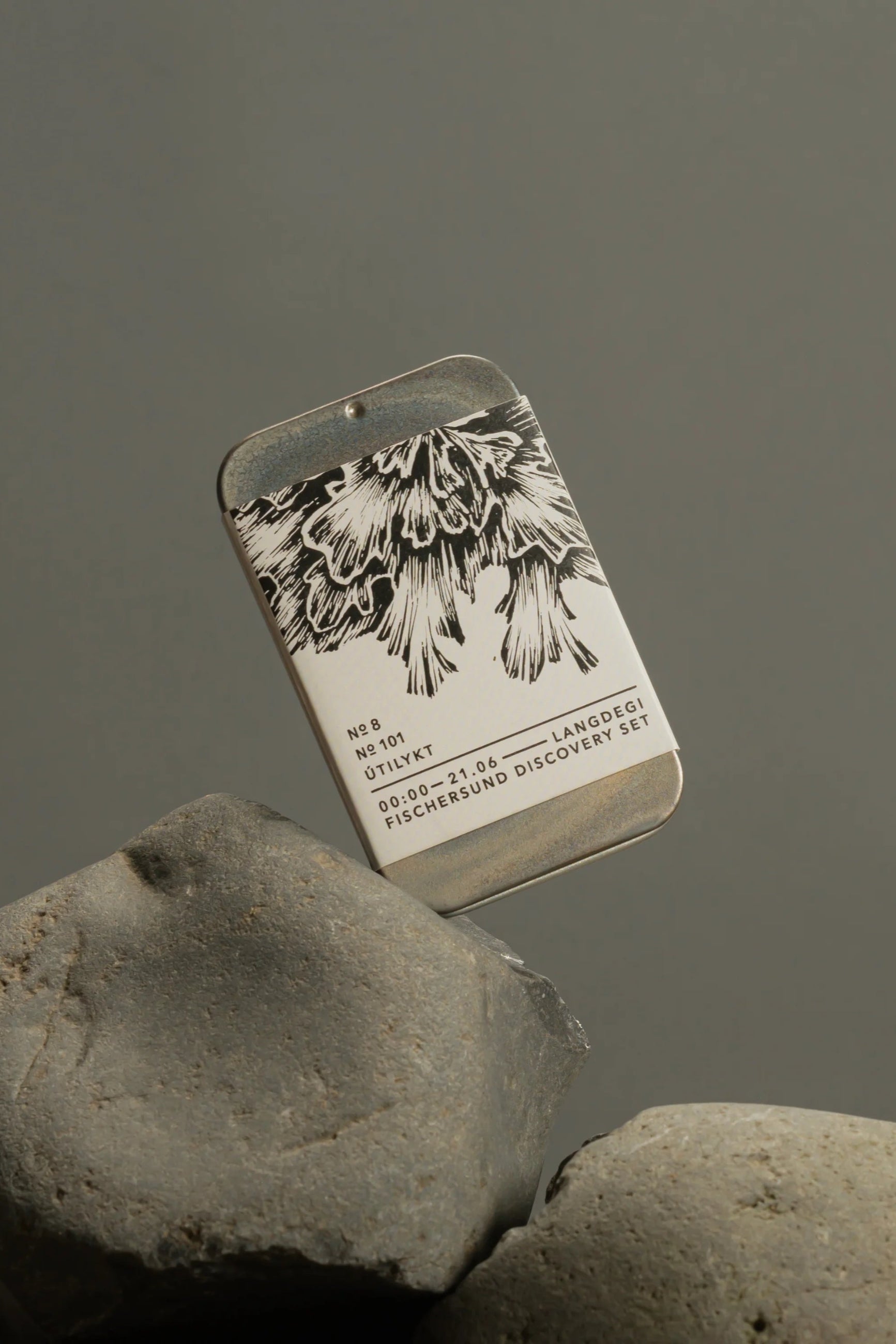 Langdegi (LIGHT) Discover Set showing the front of the package, on a rock against a gray background ©Fischersund