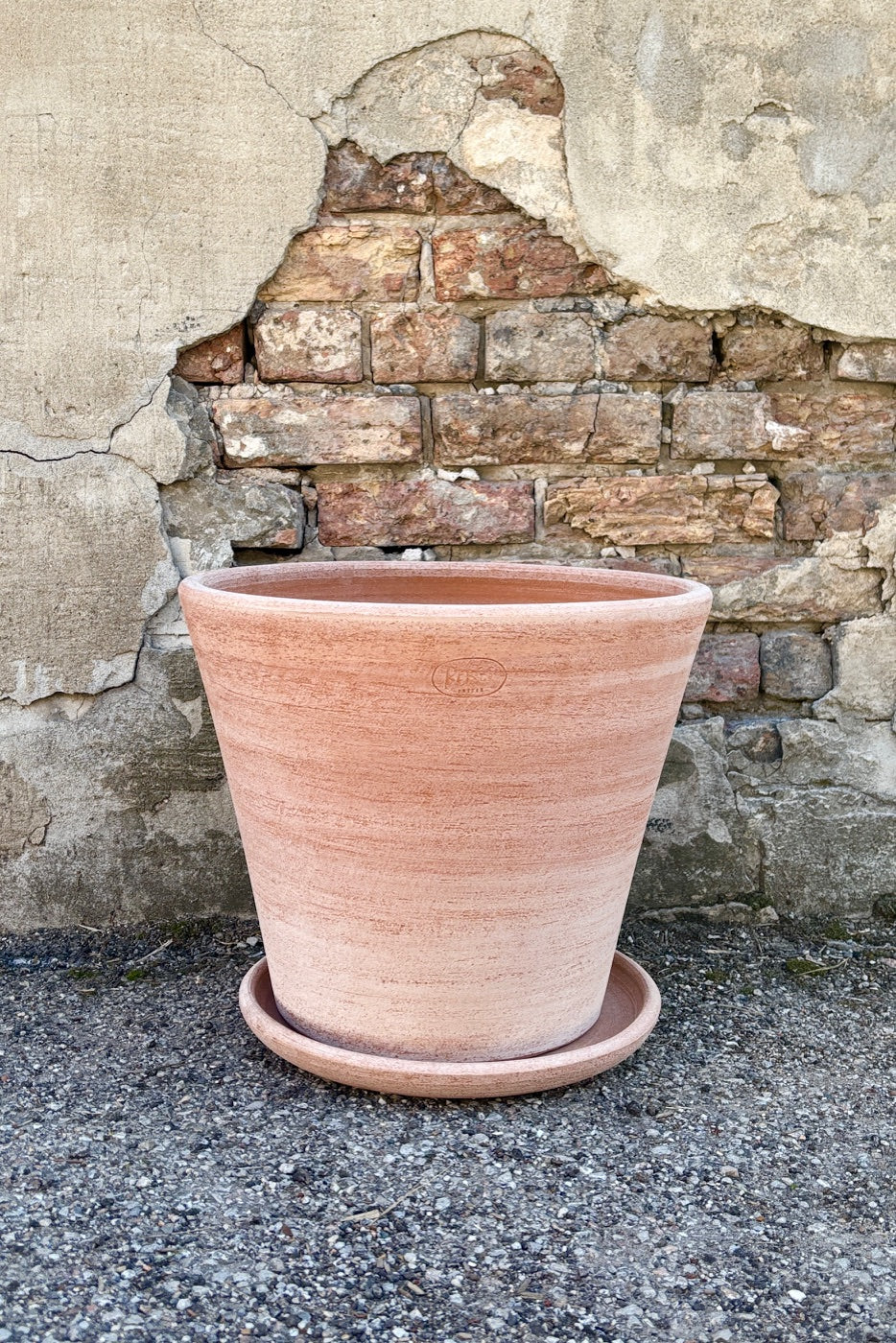 15.7" Julie pot in color 'Rosa' displayed in front of exposed brick wall 