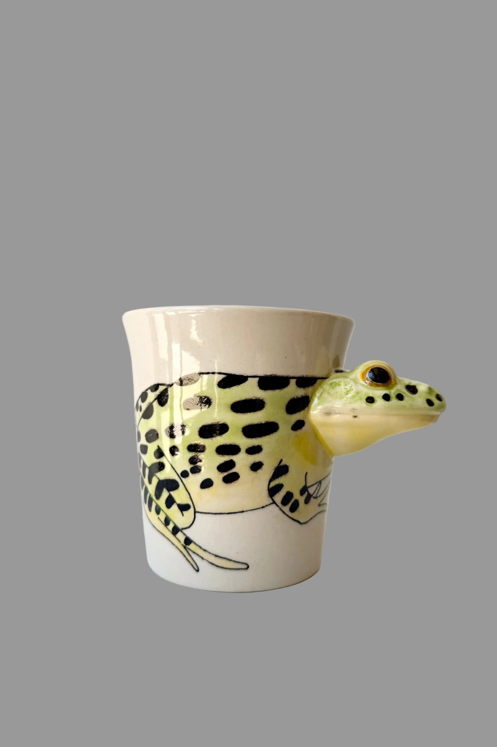 Ceramic mug with a frog design on a grey background ©Sprout Home