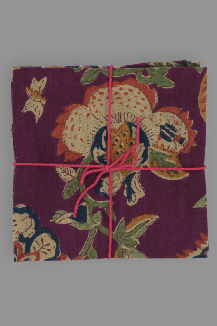 Photo of floral patterned napkins folded on a gray background ©Suzette a Table