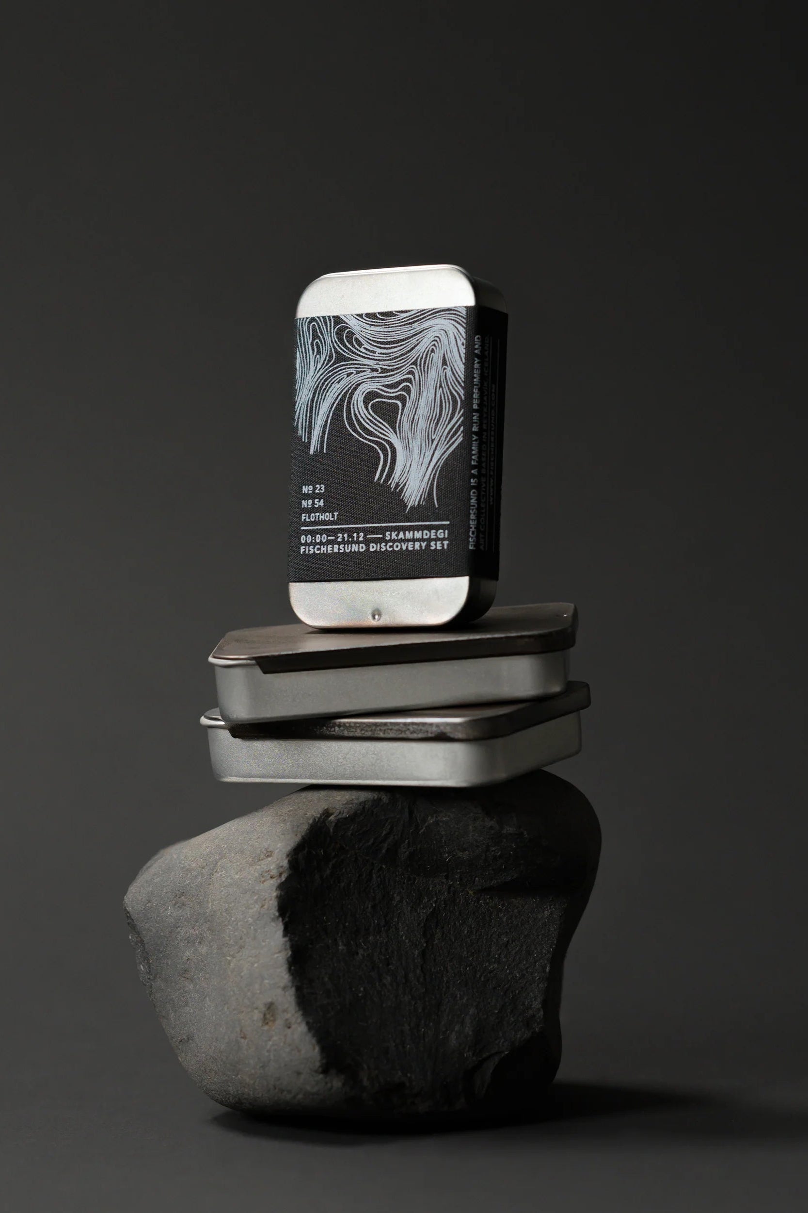 Skammdegi (DARK) Discovery stacked Sets by Fischersund, sitting on a rock ©Fischersund