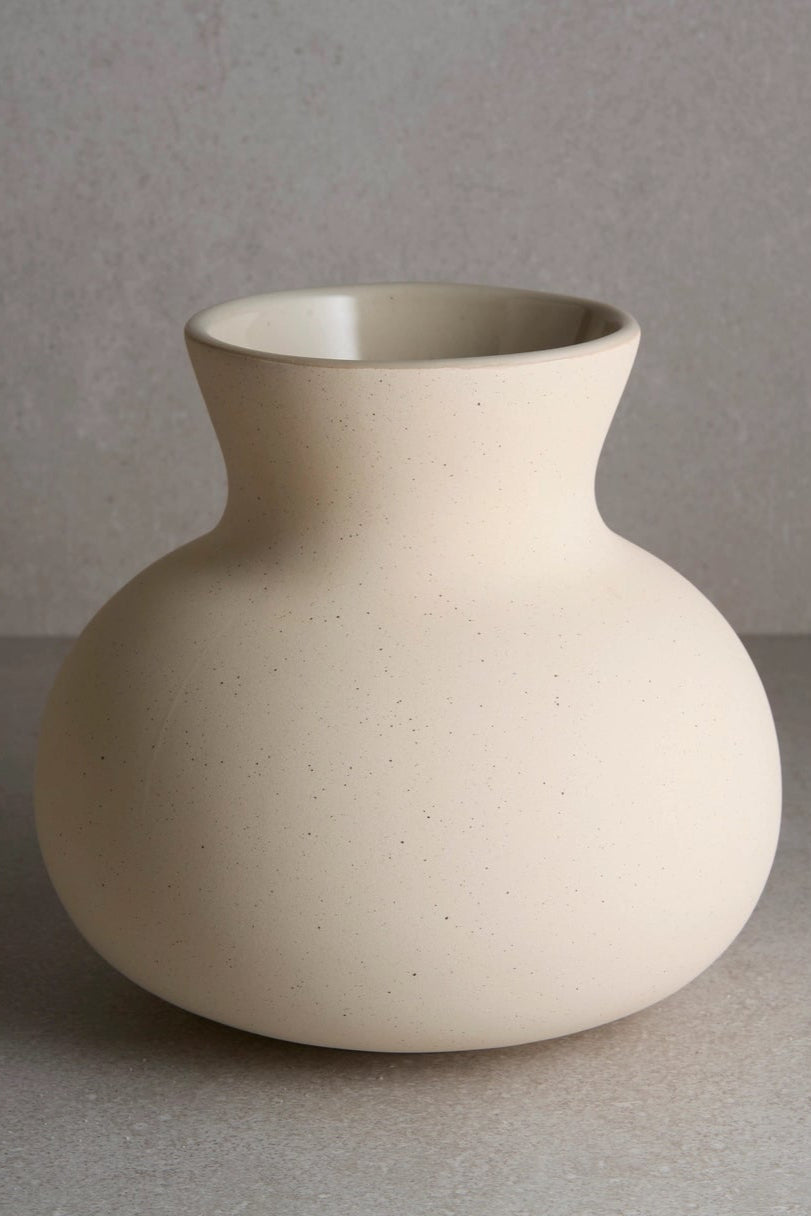 The Ceramic Rose vase against a gray background ©Goodies