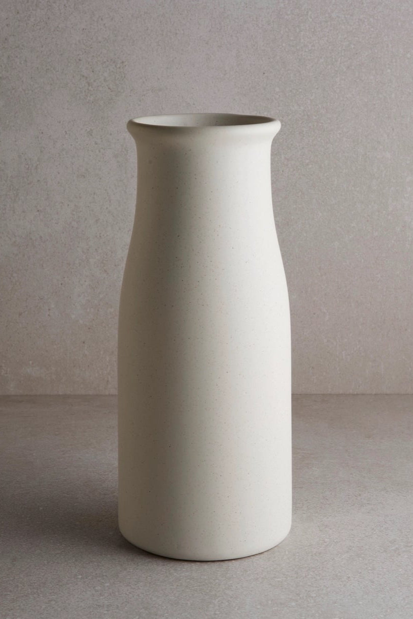 Flower vase against a gray background ©Goodies
