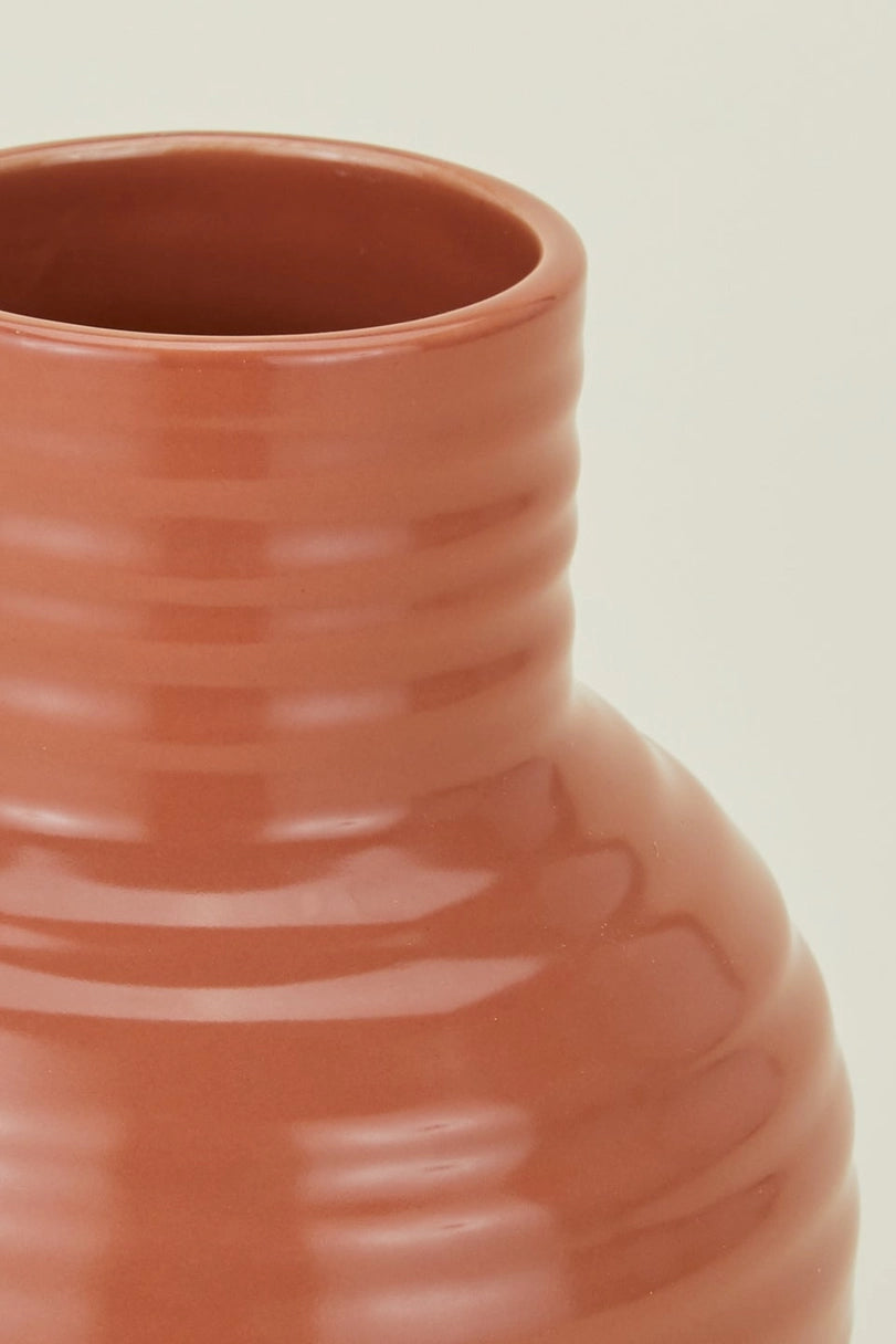 Terracotta-colored Hawkins New York Essential ceramic vase on a beige background ©Hawkins New York
