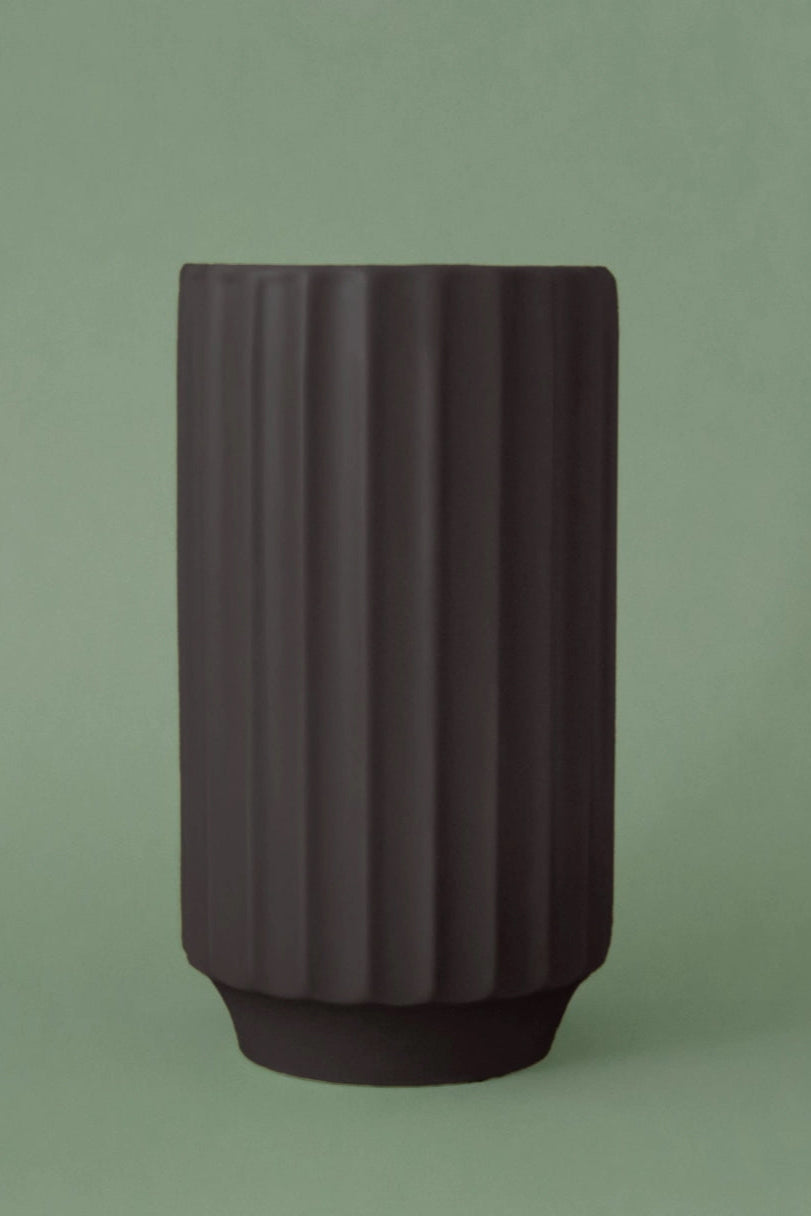 Monroe Vase Black, empty and again a green background ©Jungle Club