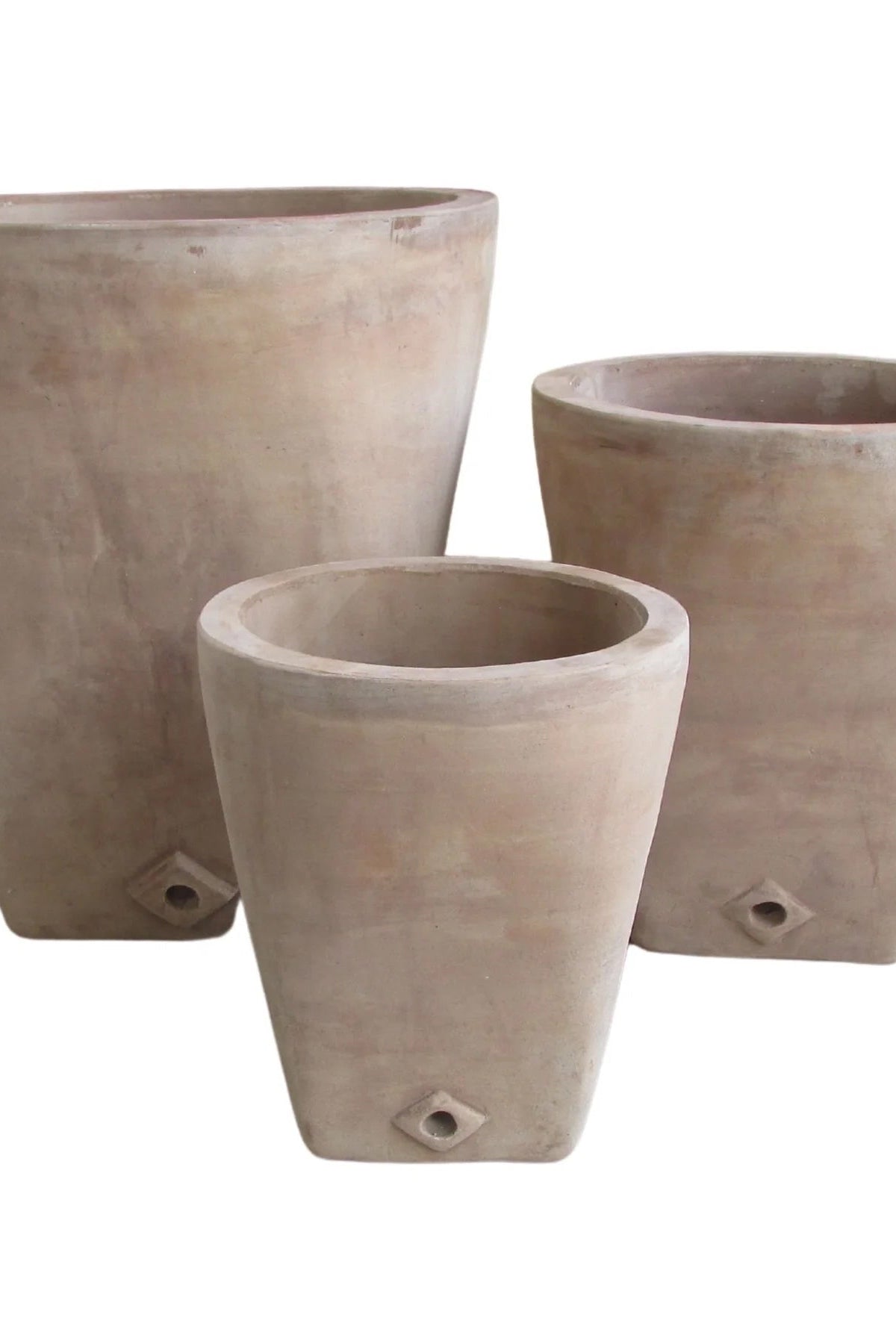 Three beige ceramic  Yuki pots of varying sizes on a white background ©Anamese