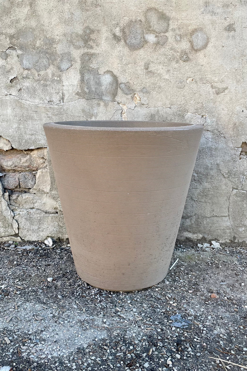 the 20" mocha Madison pot against a concrete wall. 