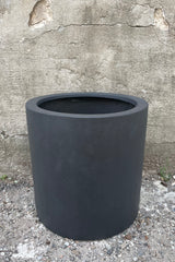 Max Pot Matte Black Small straight on against a grey wall