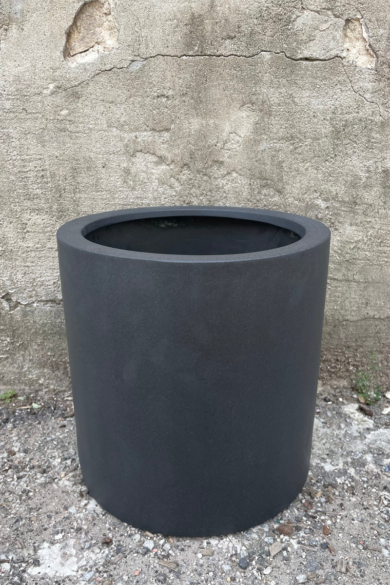 Max Pot Matte Black Small straight on against a grey wall