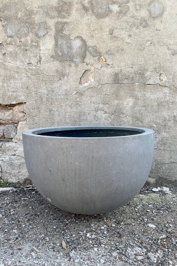 Sunny Fiberstone Pot Grey Large against a grey wall