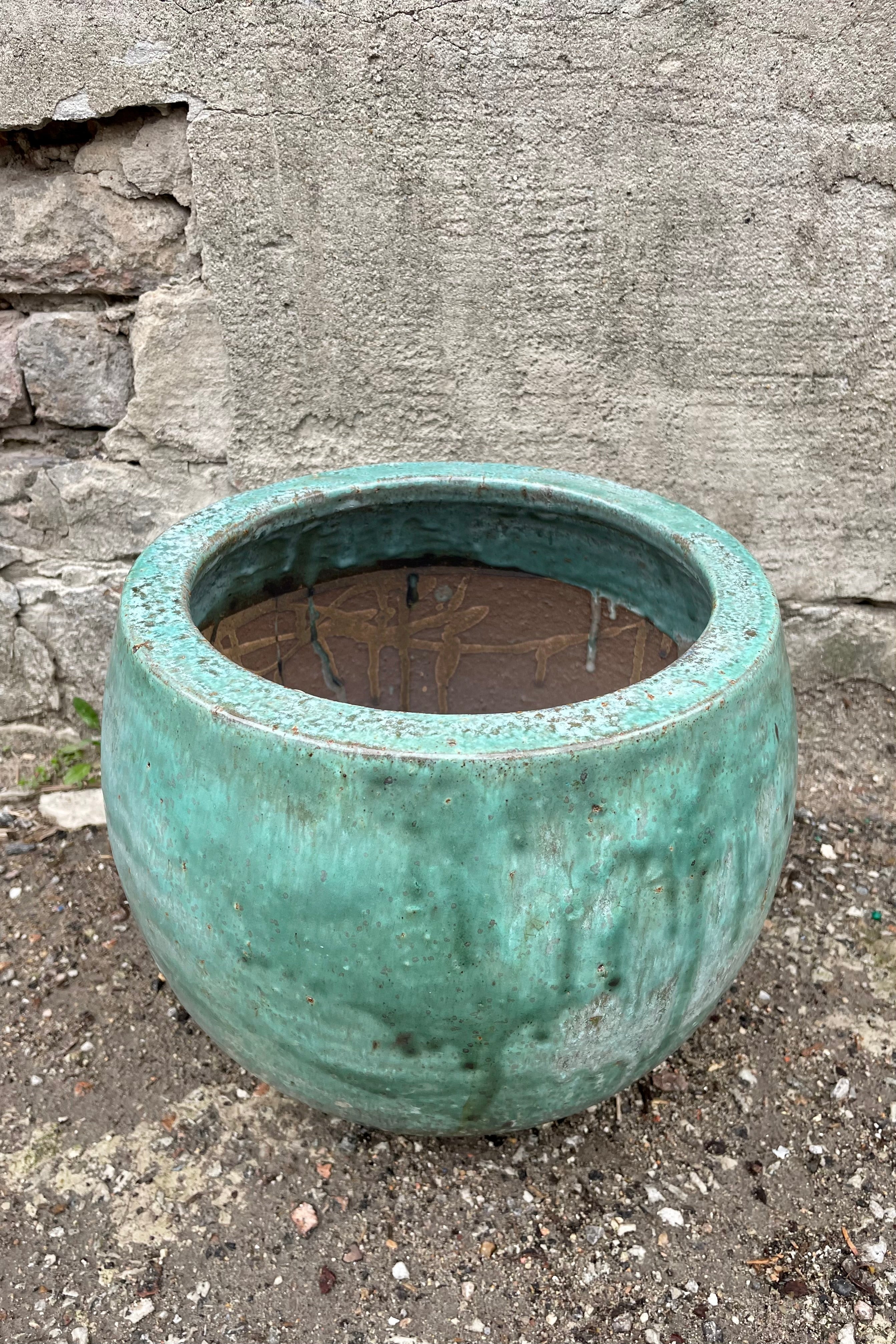 detail of the top of Malachite Cercle Planter Small against a grey wall