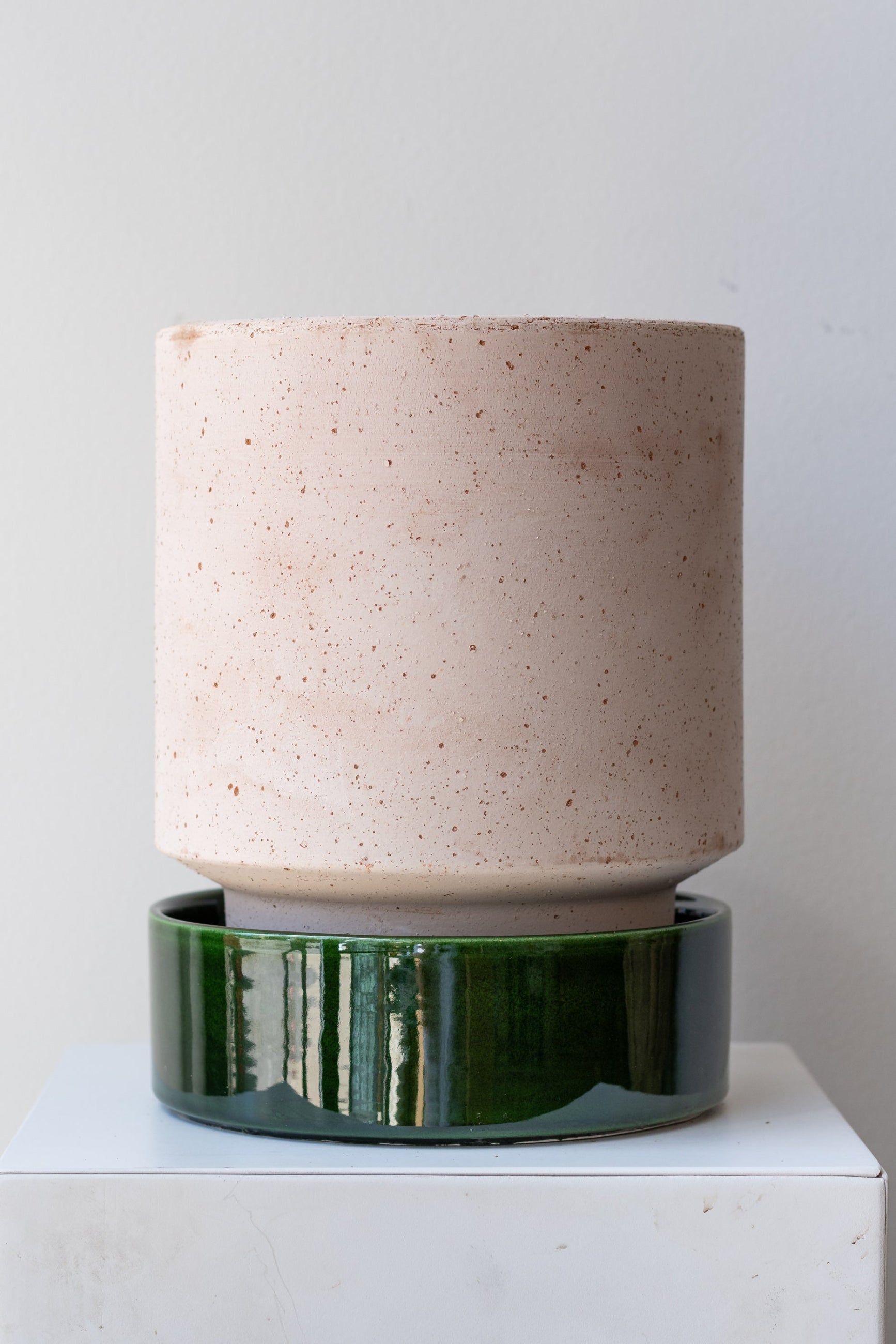 Bergs Potter Hoff Pot & Saucer rosa & emerald on a white surface in a white room ©Sprout Home 