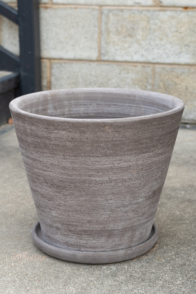 Bergs Potter Julie Pot & Saucer grey 13.8” in front of concrete brick wall