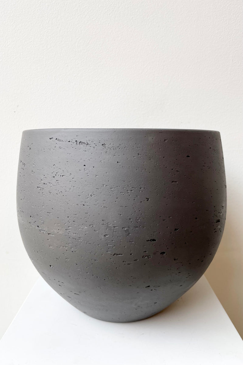 A look at the Mini Orb black washed medium pot. 