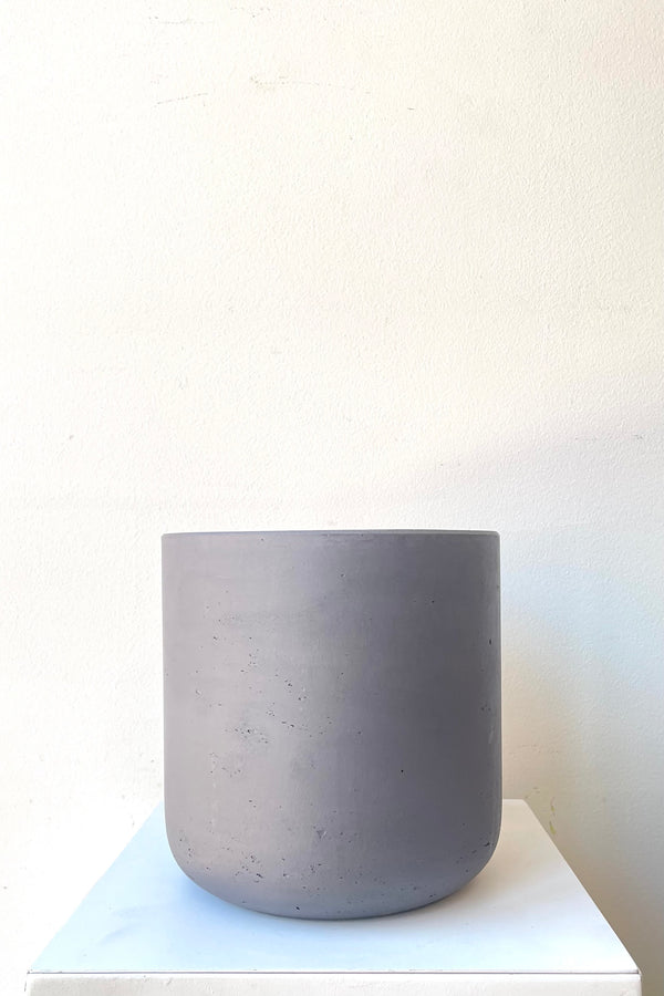 A frontal view of the black Charlie pot in medium against a white backdrop