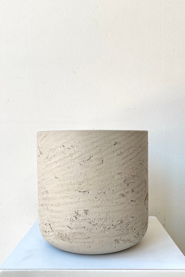 A frontal view of the grey Charlie pot in medium against a white backdrop