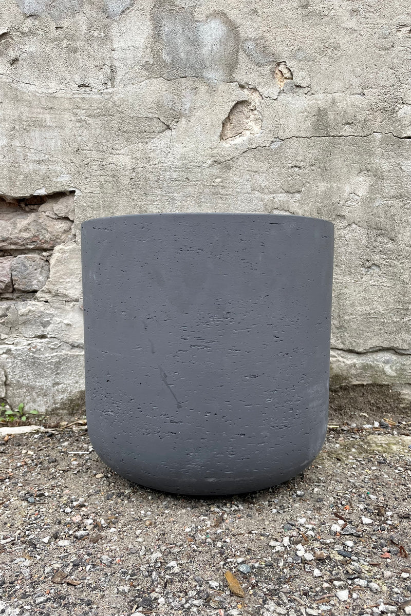Charlie Pot black washed extra large against a grey wall