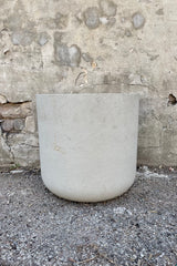 Charlie Pot grey washed extra extra large against a grey wall
