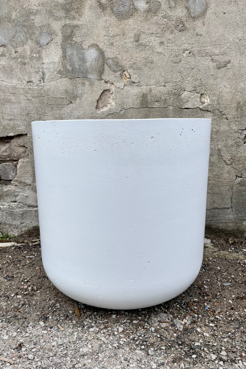 Charlie Pot white washed extra extra large  against a grey wall