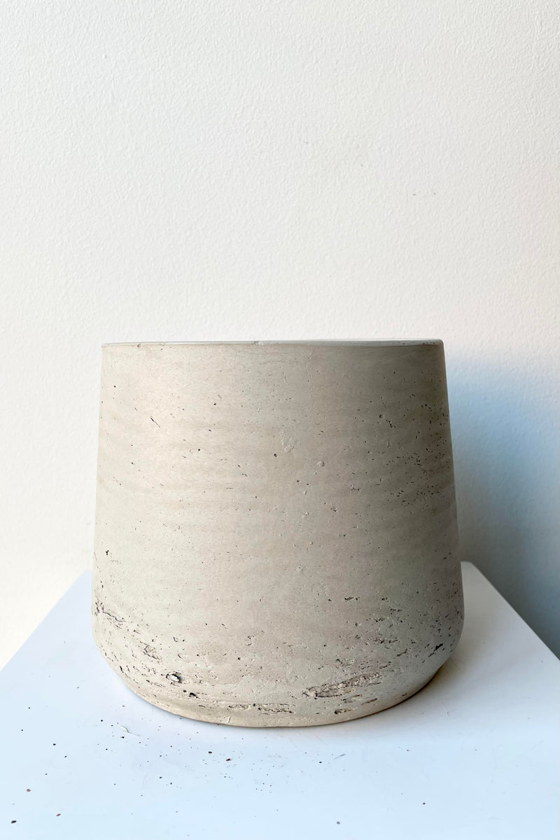 The Patt Pot grey washed medium sits against a white backdrop.