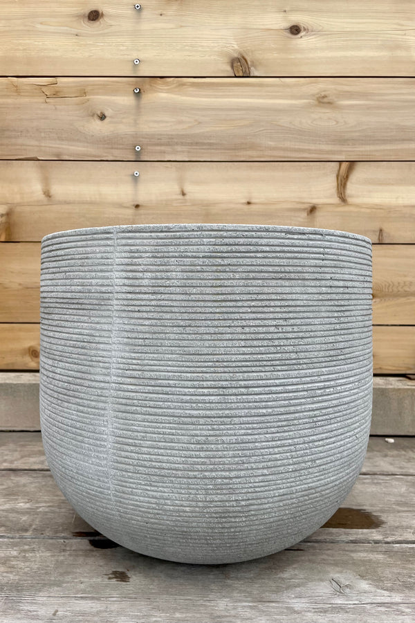 Cody Pot horizontal ridged light grey large in sprout home yard