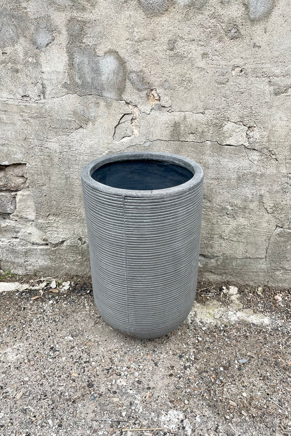 Detail of the top of Cody High Pot horizontal ridged dark grey small against a grey wall