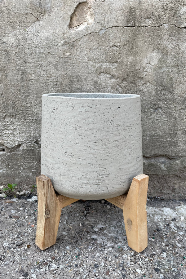 Patt Pot w/ Low Feet Grey Washed Extra Large against a grey wall