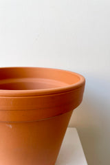 A detailed look at the brim of the Clay Pot 8". 