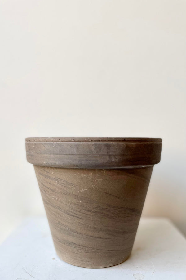 The Clay Pot (dark basalt) 6"sits against a white backdrop. 