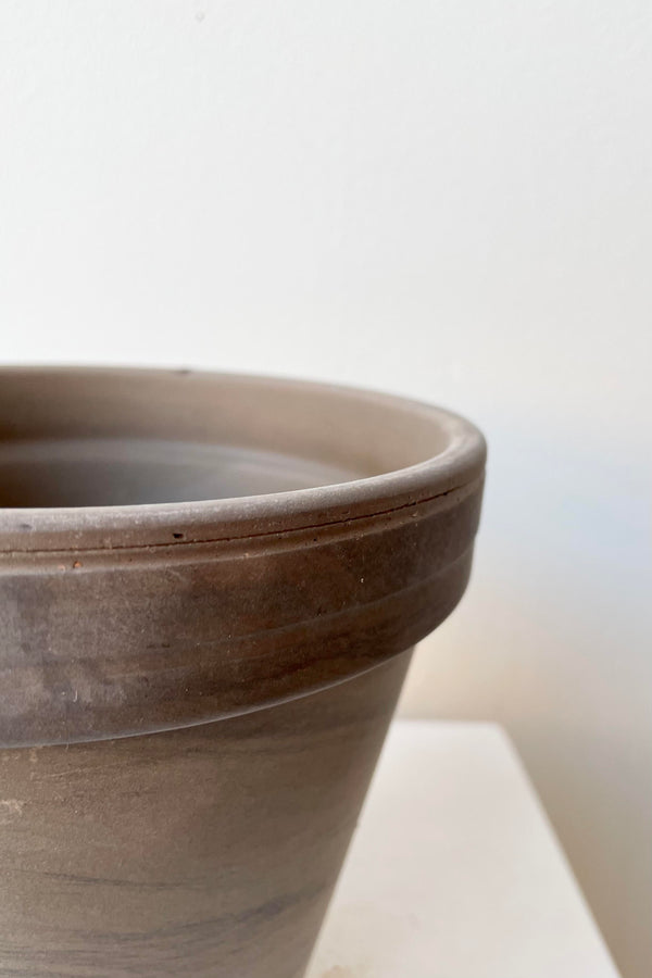 A detailed look at the rim of a Clay Pot dark basalt 6". 