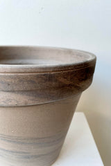 A detailed look at the brim of the Clay Pot dark basalt 8".