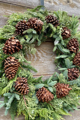 Detail picture of the multitude of pine cones on the multicone deluxe wreath. 