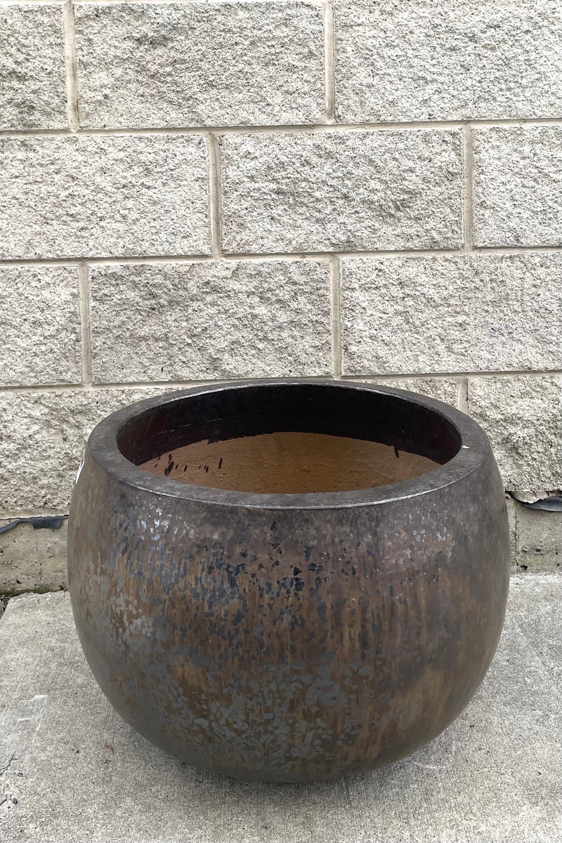 A full frontal view of Luna Cercle Planter Large against concrete backdrop